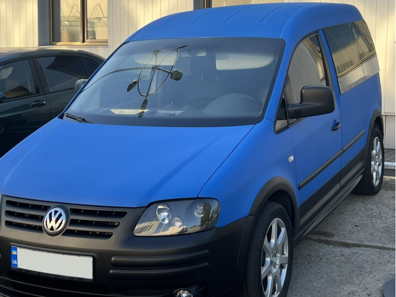 Caddy в покритті RAPTOR у кольорі ультрамариново-синій (RAL 5002)