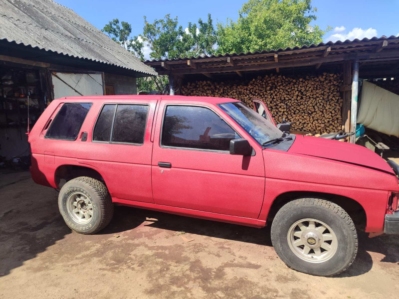 Nissan Terrano у покритті RAPTOR у кольорі RAL 3004 (пурпурно-червоний)