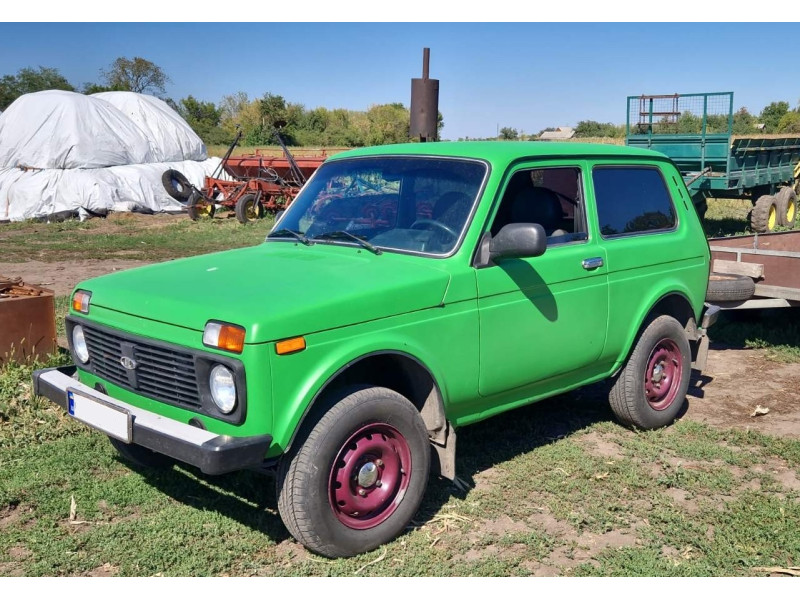 Niva в покритті RAPTOR у кольорі RAL 6037 (зелений)