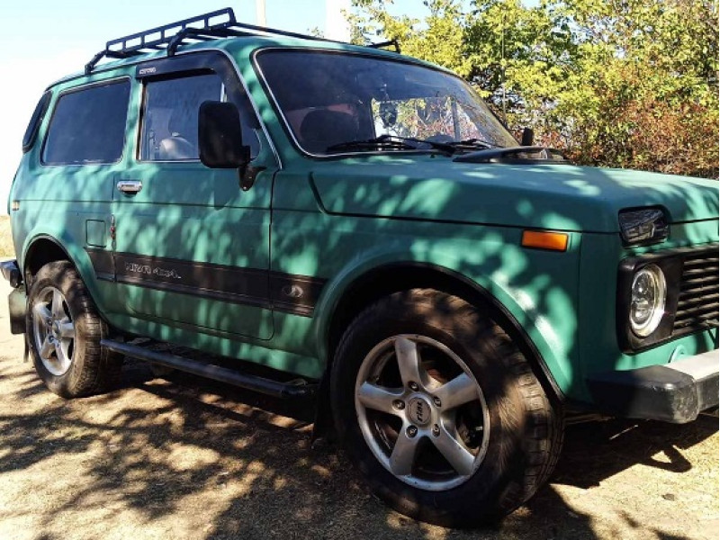 Lada Niva у покритті RAPTOR в кольорі RAL 6000 (Патиново-зелений)