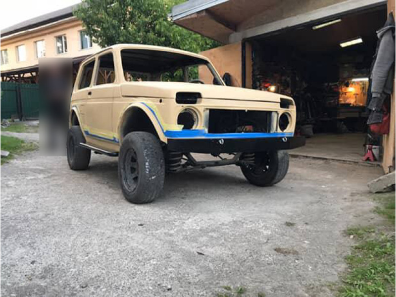 Lada Niva в покритті RAPTOR у кольорі RAL 1001 (бежевий)