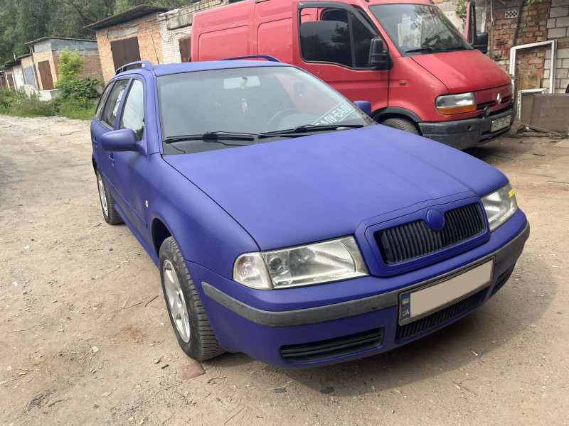 Skoda Octavia в покритті RAPTOR у кольорі RAL 5022 (нічний синій)