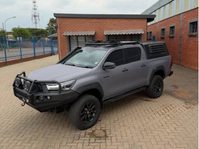 Брутальне перевтілення Toyota Hilux у захисному покритті RAPTOR