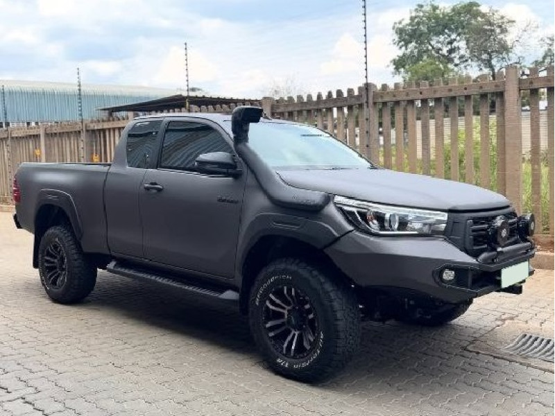Toyota Hilux у покритті RAPTOR у кольорі RAL 7021 (Темно-сірий графіт)